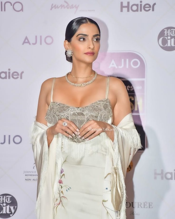 Sonam Kapoor's Show-Stopping White & Silver Attire 941545