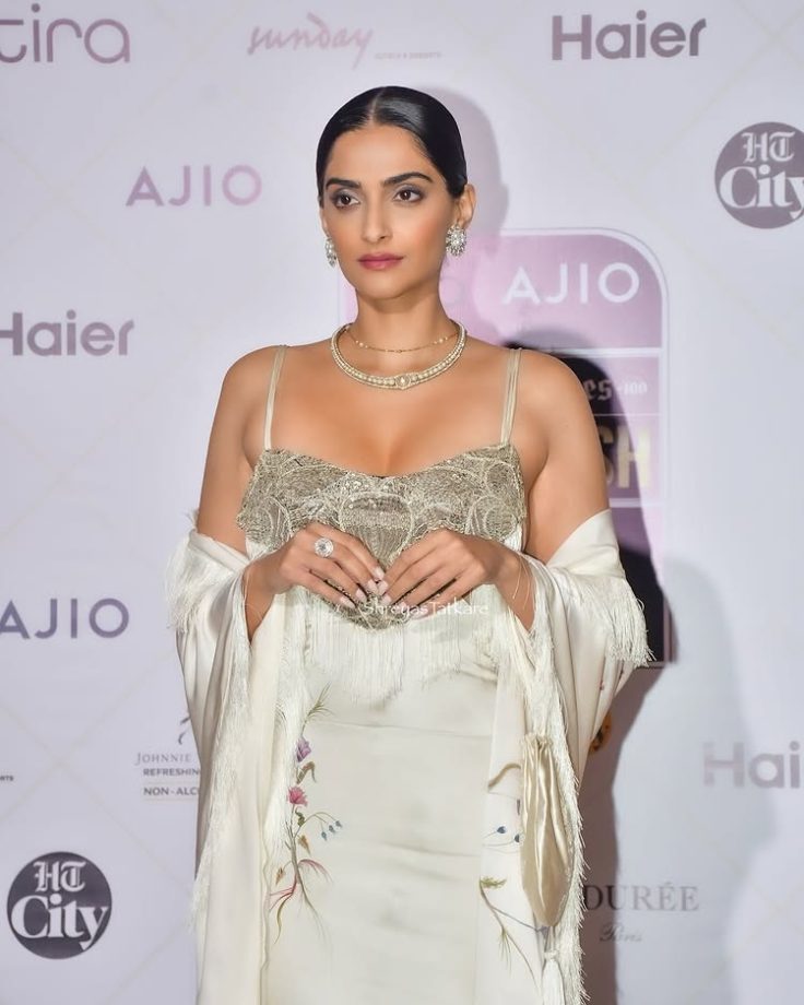 Sonam Kapoor's Show-Stopping White & Silver Attire 941542