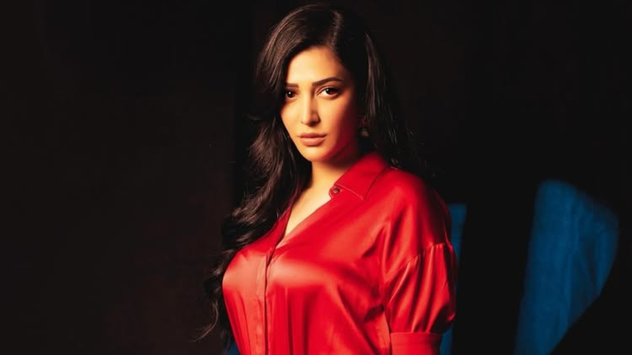 Shruti Haasan turns up the heat in a chic red outfit 945067